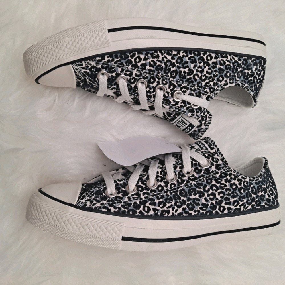 NWT Converse white/black print sz. 7.5 wmns